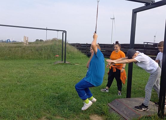 uczeń zjeżdża na linie