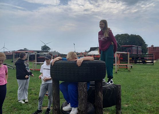 uczniowie na torze przeszkód