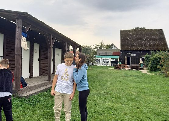 uczeniowie bawią się w głuchy telefon