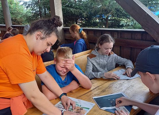 uczniowie podczas warsztatów origami