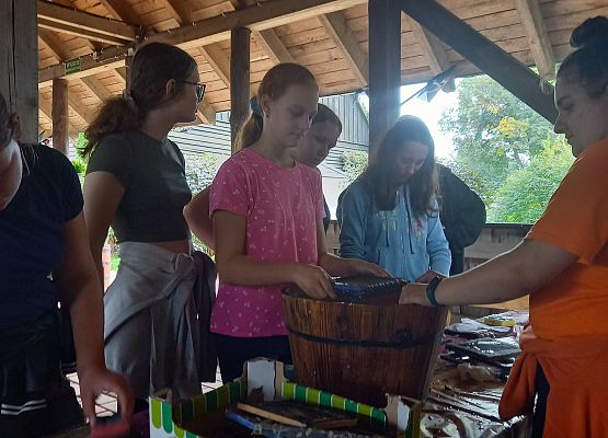 uczniowie podczas warsztatów z papieru