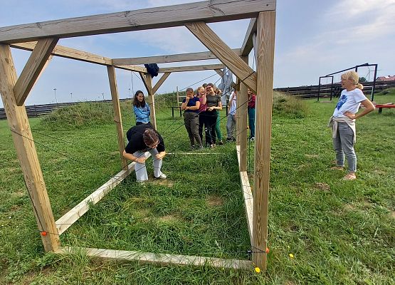 uczennica pokonuje tor przeszkód