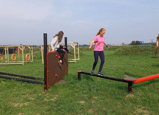 uczenica na torze przeszkód