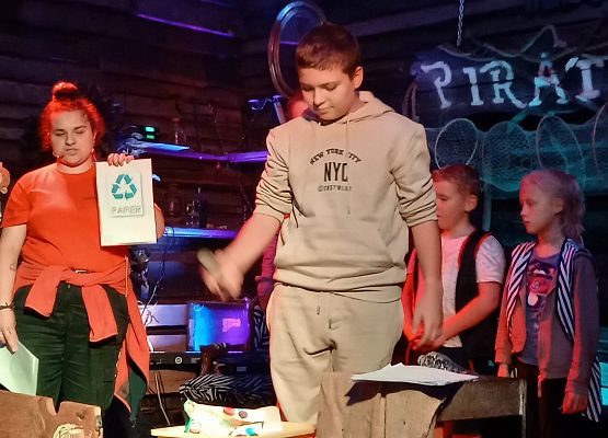 uczniowie rozwiązują zadania