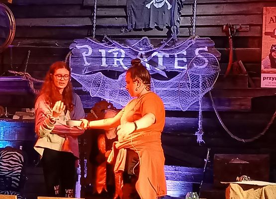 uczennica wykonuje doświadczenie