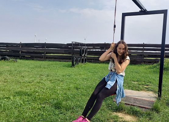 uczennica zjeżdża po linie