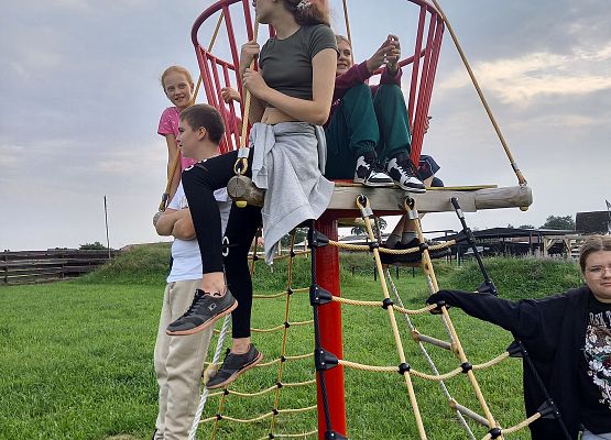 uczniowie podczas zabawy w terenie