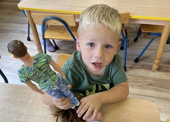 chłopiec trzyma zabawki