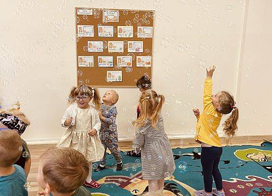 przedszkolaczki łapią bańki mydlane