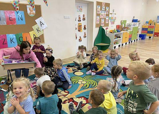 dzieci oglądają nowe zabawki