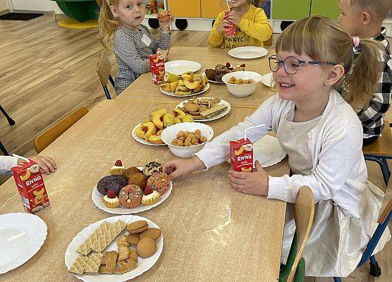 dzieci podczas słodkiego poczęstunku