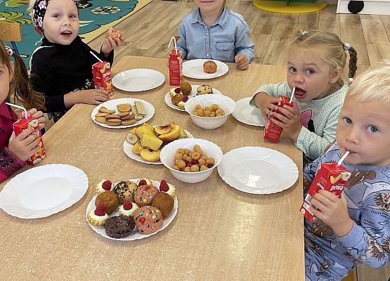 dzieci podczas słodkiego poczęstunku