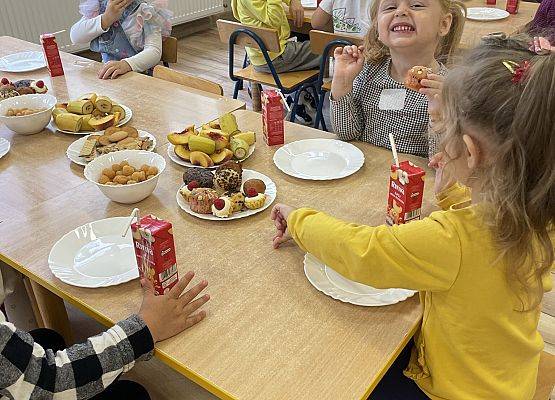 dzieci podczas słodkiego poczęstunku