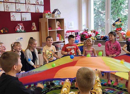 dzieci bawią się chustą animacyjną