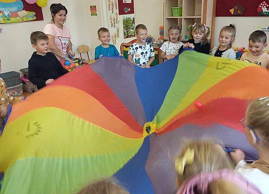 dzieci bawią się chustą animacyjną