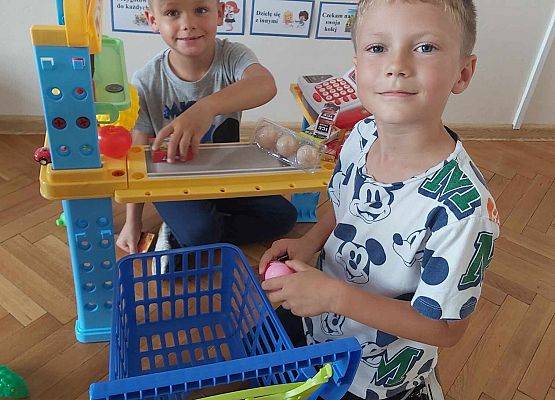 chłopcy bawią się w sklep