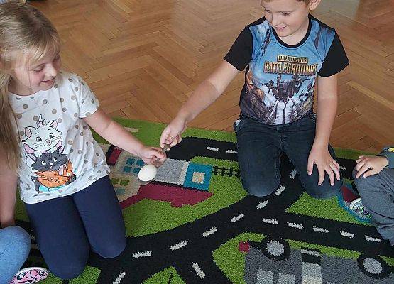 dzieci bawią się na dywanie