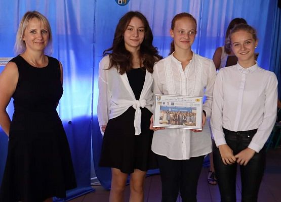 przedstawicielki samorządu odbierają pamiątkę