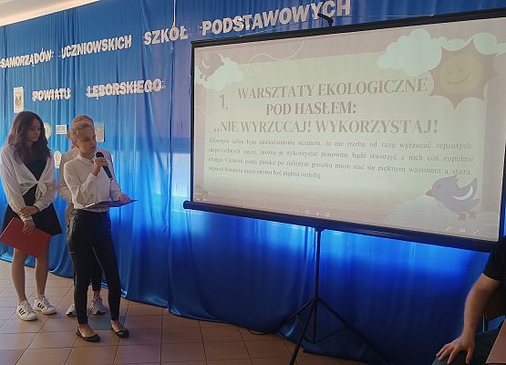 uczennice omawiają prezentację