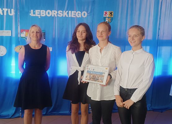 przedstawicielki samorządu odbierają pamiątkę
