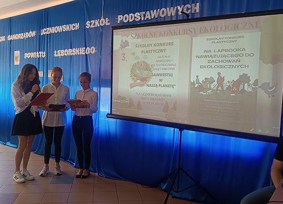 uczennice omawiają prezentację