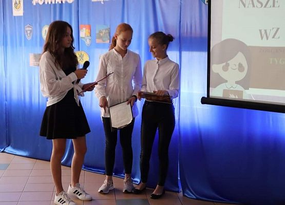 uczennice omawiają prezentację