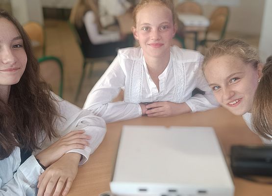 uczennice pracują nad zadaniem