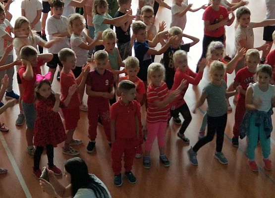 dzieci tańczą