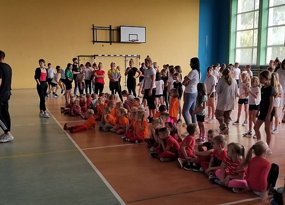 uczniowie i przedszkolaki w sali gimnastycznej przed rozpoczęciem zumby.