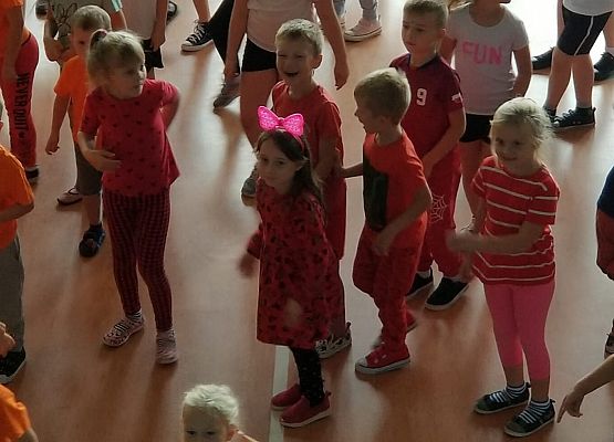 dzieci tańczą