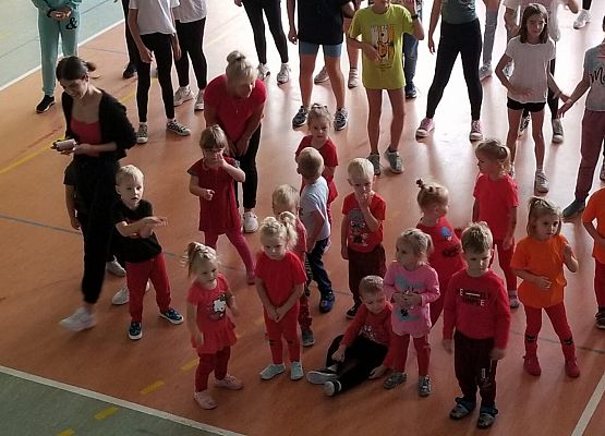 dzieci tańczą