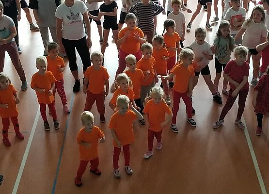 dzieci tańczą