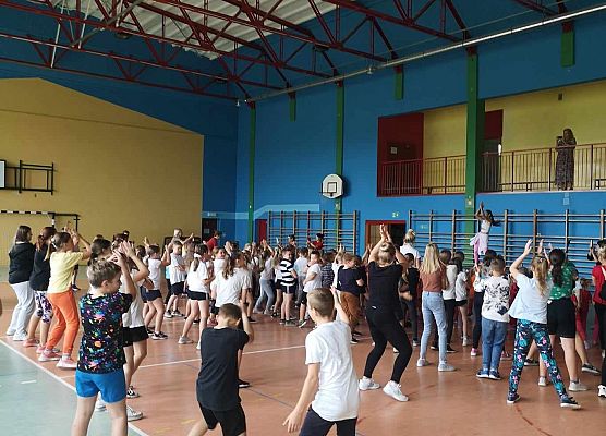 dzieci tańczą