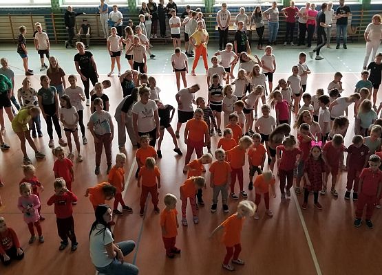 dzieci tańczą