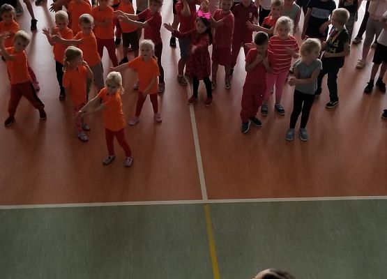 dzieci tańczą