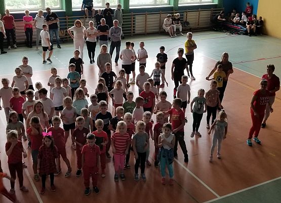 dzieci tańczą