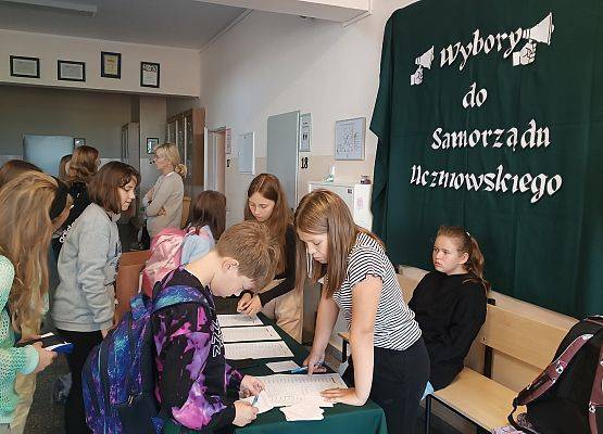 uczniowie podczas wyborów do Samorządu Uczniowskiego