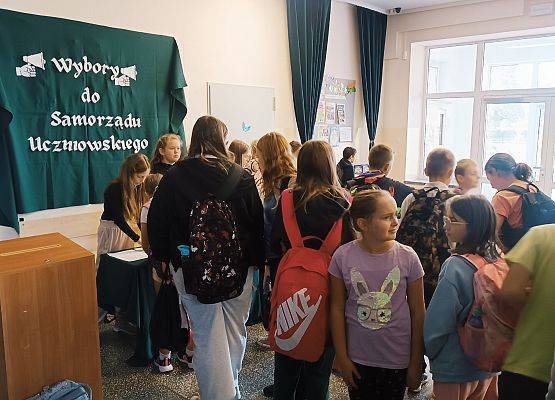 uczniowie pobierają karty wyborcze do Samorządu Uczniowskiego