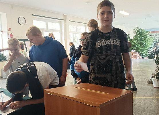 uczeń przy urnie wyborczej do Samorządu Uczniowskiego