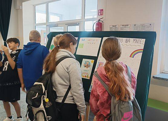uczniowie oglądają plakaty wyborcze do Samorządu Uczniowskiego