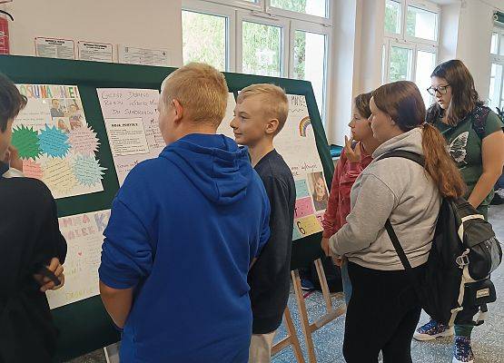 uczniowie pobierają karty wyborcze do Samorządu Uczniowskiego