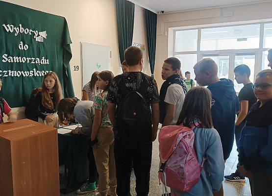uczniowie podczas wyborów do Samorządu Uczniowskiego