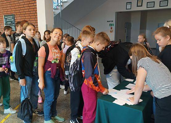 uczniowie podczas wyborów do Samorządu Uczniowskiego