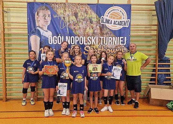 zawodniczki z trenerem