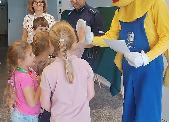 Mrówka rozdaje dzieciom ulotki