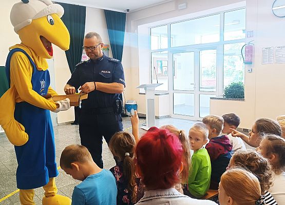 Mrówka rozdaje dzieciom odblaski