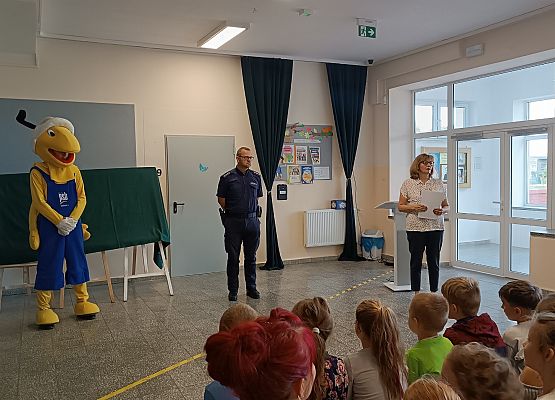 policjant wyjaśnia zasady bezpieczeństwa na drodze