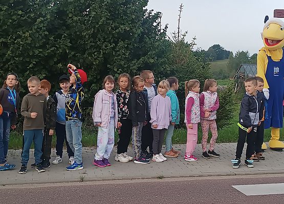 uczniowie z Mrówką ćwiczą bezpieczne przejście przez jezdnię