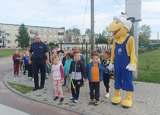 uczniowie z Mrówką ćwiczą bezpieczne przejście przez jezdnię