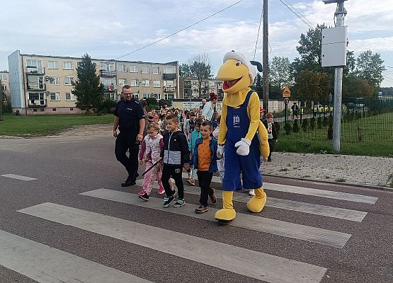 uczniowie z Mrówką ćwiczą bezpieczne przejście przez jezdnię